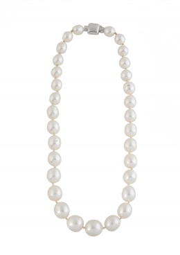 388.  Collar de un hilo de perlas australianas ligeramente ovoides de tamaño creciente hacia el centro