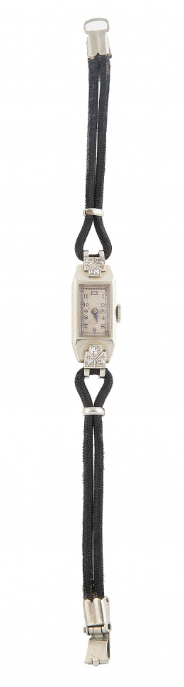 443.  Reloj de pulsera Art-Decó de señora BAUME & MERCIER de platino adornado con brillantes. 82508
