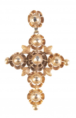 12.  Cruz colgante S. XIX de diamantes, con diseño de flores con los diamantes embutidos en botón central y aspa de hojas