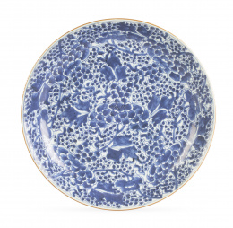 589.  Plato de porcelana esmaltada en azul y blanco con decoración de flores.China, dinastía Qing S. XVII.