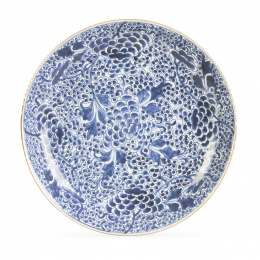 588.  Plato de porcelana esmaltada en azul y blanco con motivos florales.China, dinastía Qing, S. XVII.
