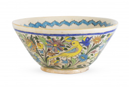 583.  Cuenco de cerámica esmaltada con pájaro y decoración floral.Persia, S. XX.