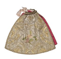 609.  Cubre copón en lamé dorado con hilos dorados bordados a realce con espigas y peonía en hilos de color.Trabajo español, principios del S. XIX.