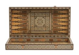 1148.  Caja de estilo neomudéjar con taracea geométrica con incrustaciones de nácar, con tablero de ajedrez en la tapa y de mahjong en el interior.Trabajo granadino, S. XX.