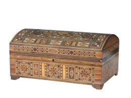 1284.  Caja-joyero moderna con marquetería neomudéjar de forma geométrica y aplicación de nácar.Trabajo granadino.