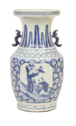 1294.  Jarrón de porcelana esmaltada en azul y blanco con cartela 