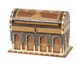 622.  Caja-joyero de estilo neomudéjar con taracea y decoración arquitectónica.Artesanía Granadina V. Molero, trabajo granadino, S. XX.