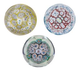 717.  Lote de tres pisapapeles de cristal facetado con decoración "millefiori".