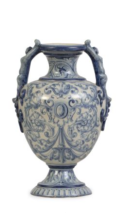 1330.  Jarra con asas de cerámica esmaltada en azul y blanco con flores.Ruiz de Luna, Talavera, primera mitad del S. XX.