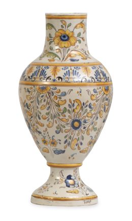 1332.  Jarro de cerámica esmaltada con flores.Ruiz de Luna, Talavera, primera mitad del S. XX.