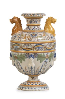 1331.  Jarro de cerámica esmaltada con flores y asas zoomorfas.Ruiz de Luna, Talavera, principios de S. XX.