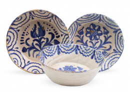654.  Lote de tres lebrillos de cerámica esmaltada en azul con motivos florales.Fajalauza, S. XIX.