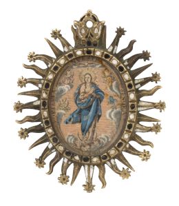 519.  Firmeza barroca de bronce dorado y esmalte, con un vitral con la Inmaculada, en el reverso la exaltación de la Eucaristía.España, S. XVII.