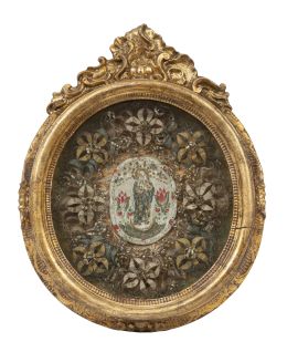 515.  Placa de pasta con la Inmaculada, rodeada de flores de tela y metal.Trabajo conventual, principios del S. XIX.