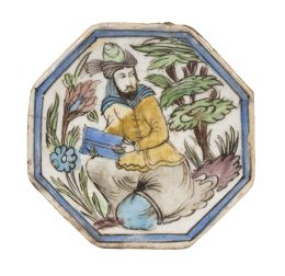 596.  Azulejo octogonal de cerámica esmaltada con personaje masculino entre árboles.Persia, dinastia Qajar, S. XIX.
