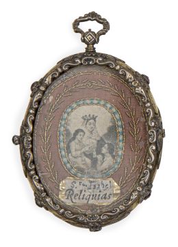 524.  Relicario con marco de plata con piedras simuladas en cabujón e imagen de tela grabada de Santa Isabel y bordada con hilos dorados; reverso con sello de lacre de auténtica con escudo cardenalicio.Trabajo español, h. 1800.