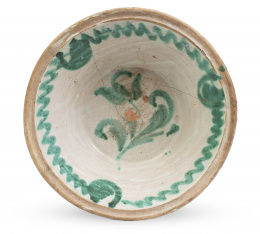 656.  Lebrillo de cerámica esmaltada en verde con flor.Fajalauza, S. XIX.