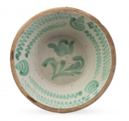 655.  Lebrillo de cerámica esmaltada en verde con flor.Fajalauza, S. XIX.