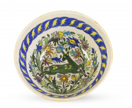 1164.  Cuenco de cerámica esmaltada con animal y decoración floral.Persia, S. XX.