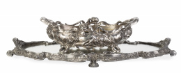 593.  Centro Art Nouveau de metal plateado con depósito de metal dorado sobre sourtout con espejo. Con marcas.Victor Saglier (1809-1894), Francia, ff. del S. XIX.