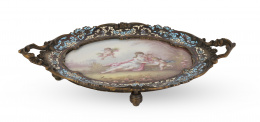 1448.  Bandeja de bronce dorado con esmalte cloisonné y placa de porcelana. Firmada.Francia, ff. del S. XIX.
