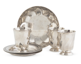 1432.  Lote de 3 vasos, 2 platos y 1 cuenco, de metal plateado. Con marcas.Christofle, con marcas del periodo de 1935 a 1983, Francia.
