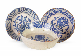 1385.  Lote de tres lebrillos de cerámica esmaltada en azul y blanco con decoración floral.Fajalauza, taller granadino, ff. del S. XIX - pp. del S. XX.