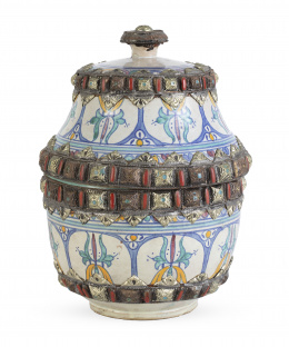 582.  Bote con tapa de cerámica esmaltada con incrustaciones de metal y esmalte.Fez, Marruecos, ff. del S. XIX - pp. del S. XX.