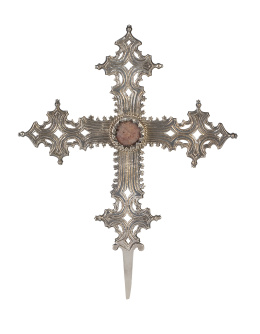 1221.  Cruz-relicario de plata, rematada en florones.España, S. XIX.