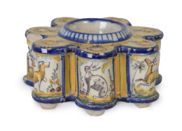 523.  Tintero lobulado de cerámica esmaltada en amarillo y azul.Triana, S. XIX.
