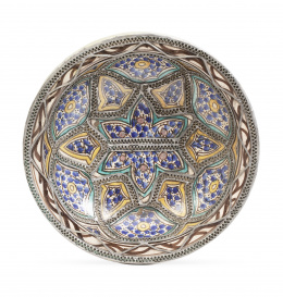 580.  Plato acuencado de cerámica esmaltada con aplicaciones de filigrana de plata.Marruecos, ff. del S. XIX - pp. del S. XX.