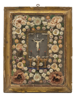 1154.  Diorama con Cristo crucificado y cruz de plata (S. XVIII), con filacterías que rezan: "Huesos de Marty de Arjona"Trabajo conventual, Andalucia, pp. del S. XX.