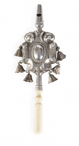 1065.  Sonajero-silbato de plata con mango de hueso.Inglaterra, S. XIX.