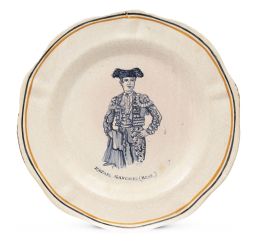 983.  Plato de cerámica esmaltada con torero y nombre Rafael Sánchez "Bebe".*Sevilla, h. 1920.