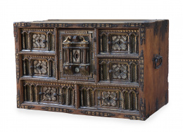 626.  Papelera de madera de nogal tallada y parcialmente dorada con decoración en hueso.Salamanca, S. XVII.