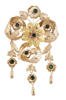 20.  Broche de diseño floral, adornado con símil de esmeraldas y con elementos colgantes
