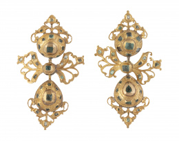 4.  Pendientes populares S. XVIII-XIX de esmeraldas con tres cuerpos de botón, lazo y perilla colgante