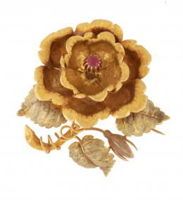64.  Broche de pp. S. XX con diseño de rosa de pétalos y hojas en diferentes tonos de oro con centro de rubí 