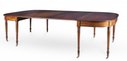 1266.  Mesa de comedor extensible de madera de caoba.Inglaterra, h. 1800.