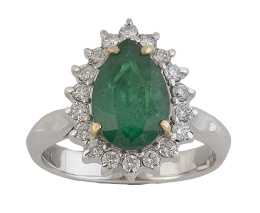 402.  Sortija con esmeralda talla pera orlada de brillantes