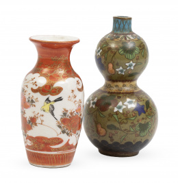 1320.  Lote de dos pequeños tibores, uno de porcelana esmaltada y otro con esmalte cloisonné.China, S. XIX - XX.