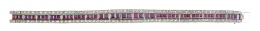 353.  Brazalete estilo Art-Decó de rubíes talla carré entre dos líneas de brillantes, que componen banda articulada de tamaño creciente hacia el centro