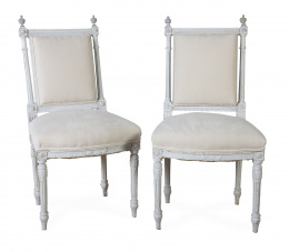 1318.  Pareja de sillas de estilo Luis XVI en madera tallada y policromada de blanco.Trabajo francés, ff. del S. XIX - pp. del S. XX.