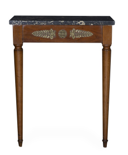563.  Mesa de arrimo de madera frutal y tapa de mármol, con aplicación de metal dorado.Trabajo francés, S. XIX.