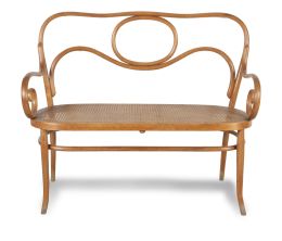 1430.  Banco de madera con asiento de enea de tipo Thonet.pp. del S. XX.