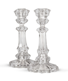 1161.  Pareja de candeleros de cristal tallado a molde.España, pp. del S. XX.