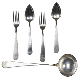 1155.  Cubertería de plata con iniciales entrelazadas y un cucharón de metal plateado. Con distintas marcas: G. Benito, Plata Krupp yBarcelona entre otras, S. XX.