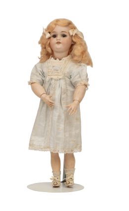 1431.  Muñeca con cabeza de biscuit policromado y cuerpo de composición.h. 1900.