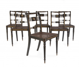 1219.  Juego de seis sillas Regency de madera lacada de negro, policromada  y dorada, el asiento de enea.Inglaterra, h. 1811 - 1820.