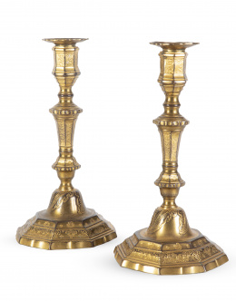 1163.  Pareja de candeleros de bronce dorado.Francia, S. XVIII.